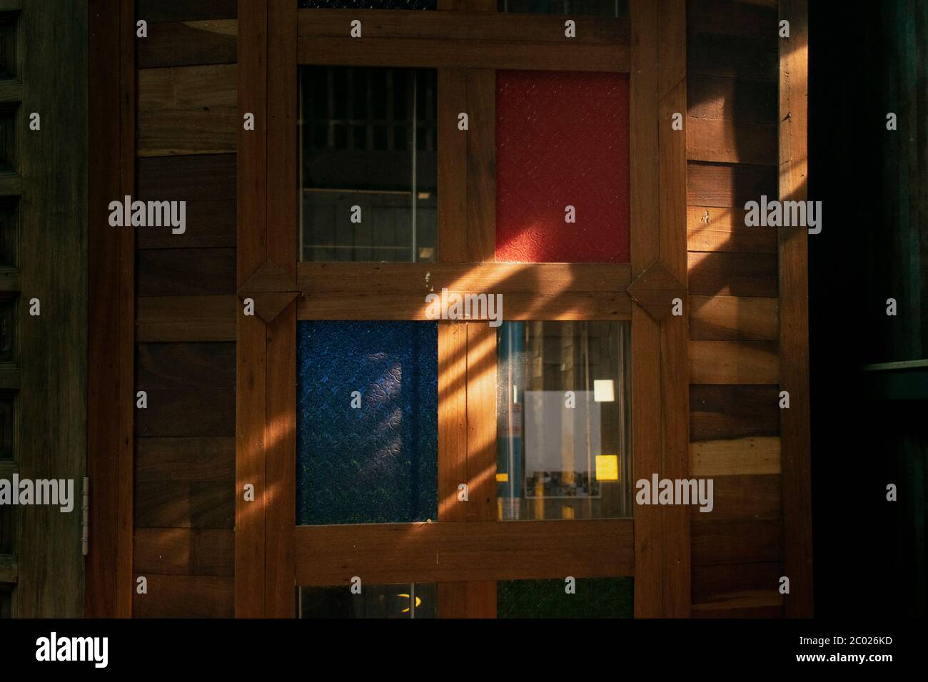 Getto di fascio luminoso su porta di legno con vetro colorato Foto Stock