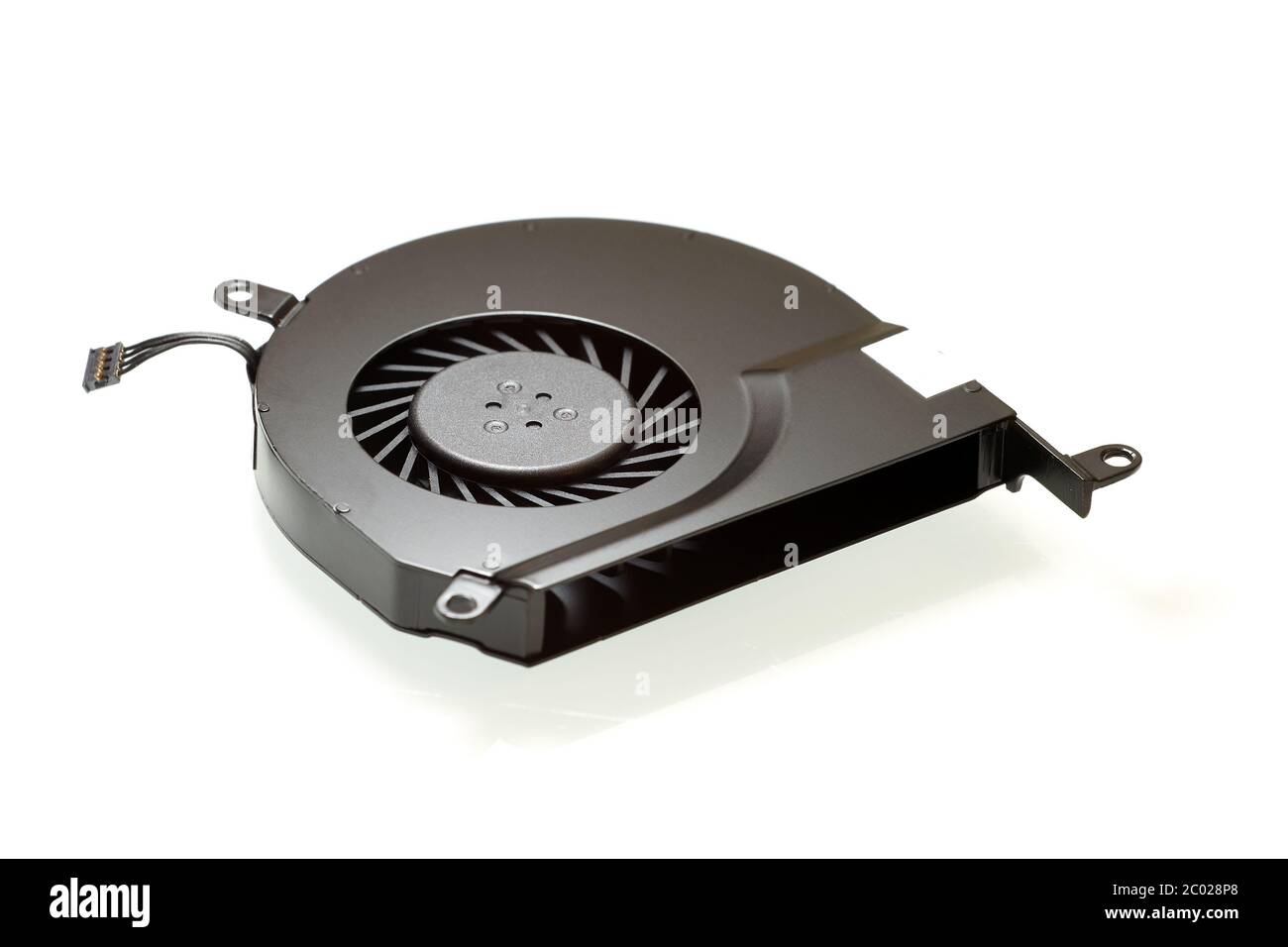 La ventola di raffreddamento, l'elemento del sistema di raffreddamento del computer portatile, primo piano, sfondo bianco Foto Stock