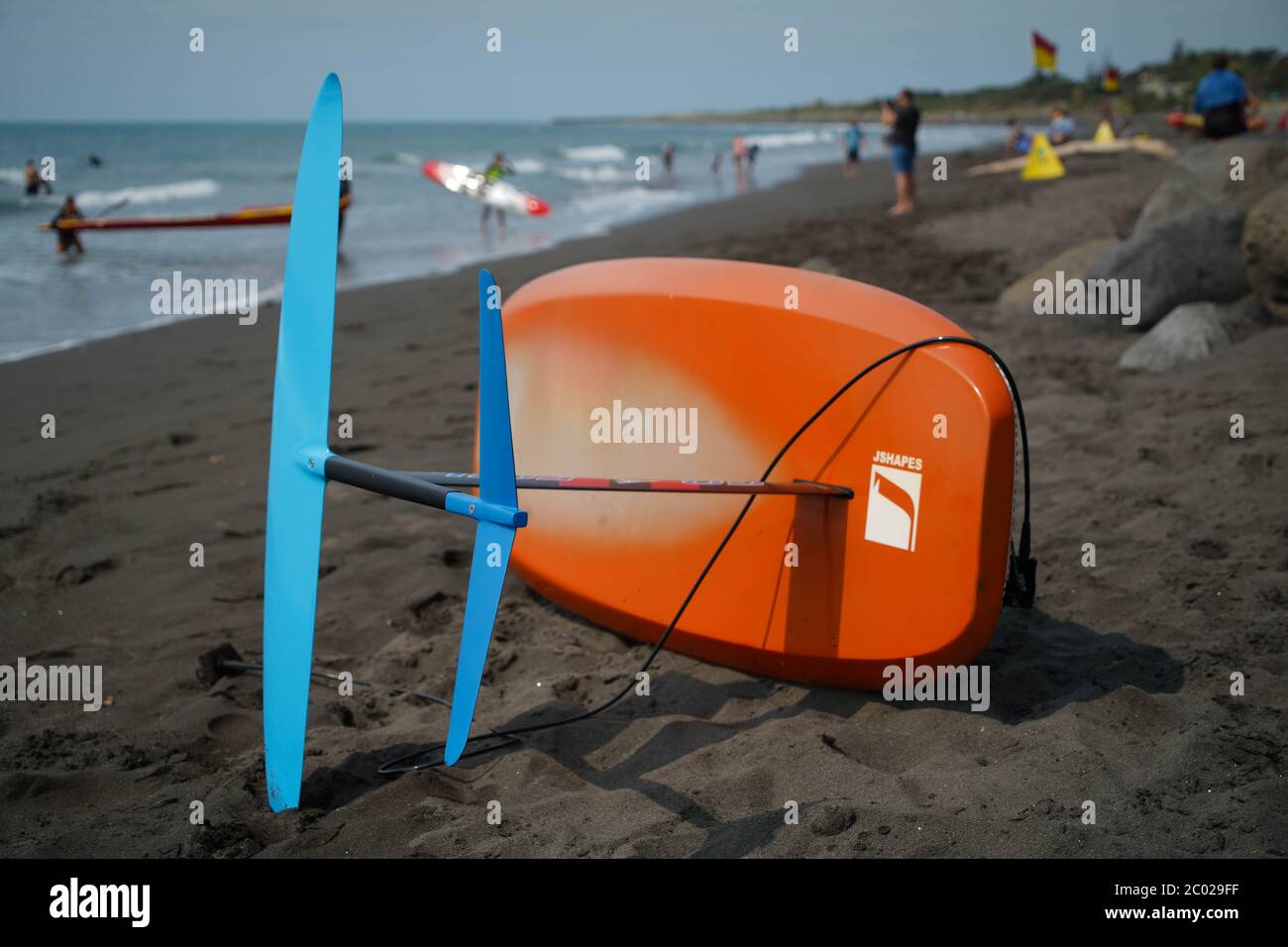 Un aliscafo paddleboard alare alare bordo di un aliscafo su una spiaggia. Foto Stock