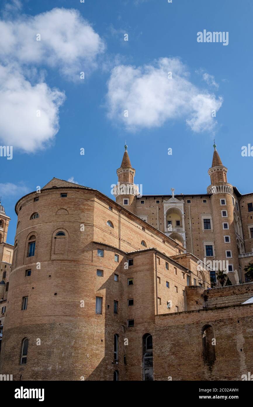 Veduta verticale del Palazzo Ducale façade di Urbino Foto Stock