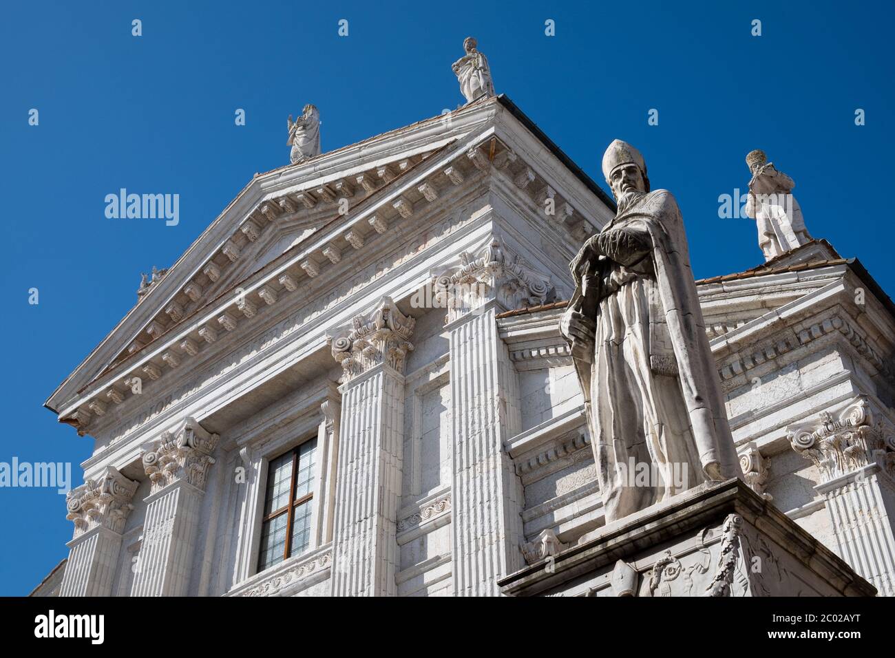 Facciata del Duomo di Urbino con statua sul fronte Foto Stock