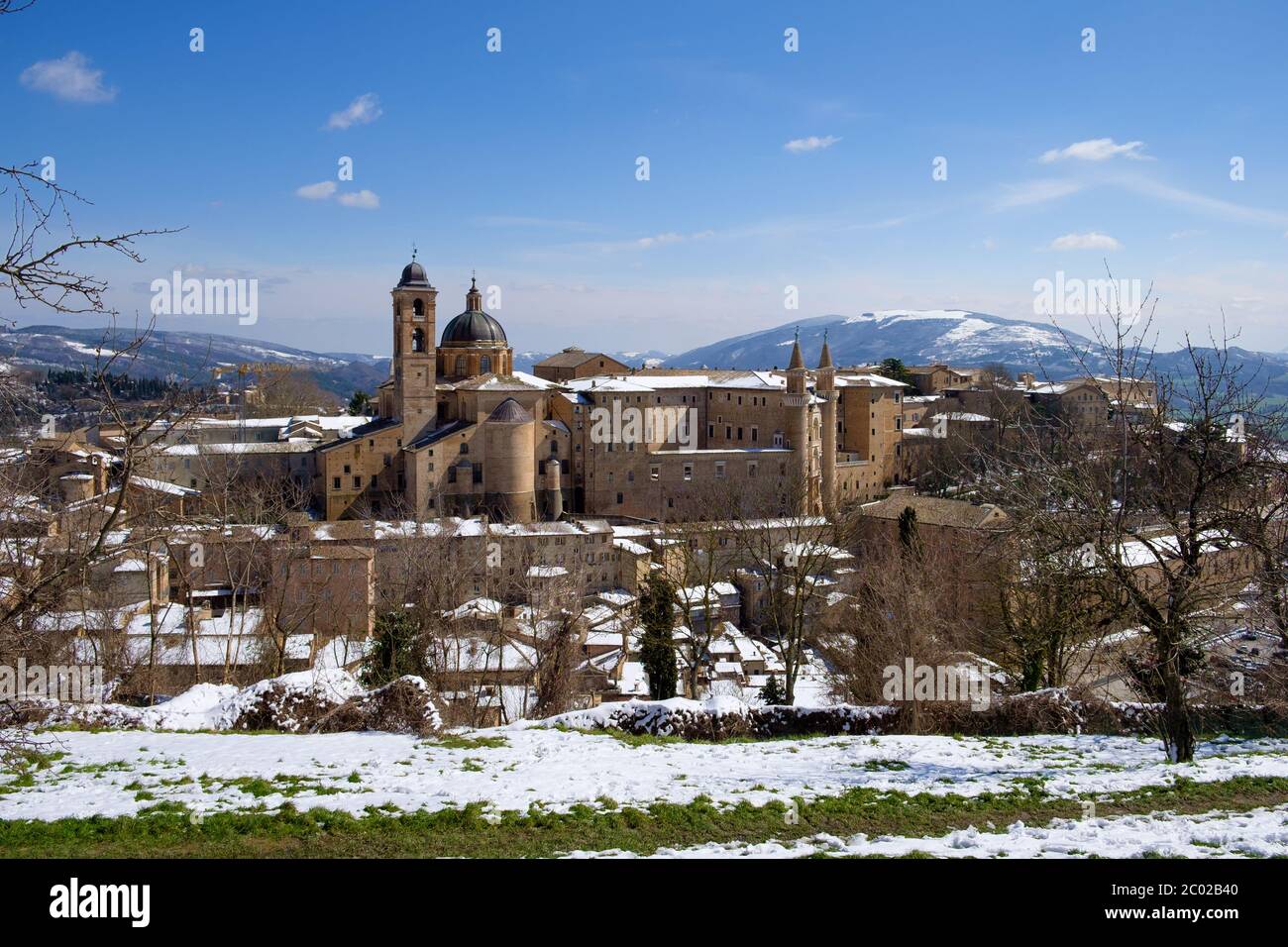 Vista di Urbino tra neve e cielo - città italiana nelle Marche Foto Stock