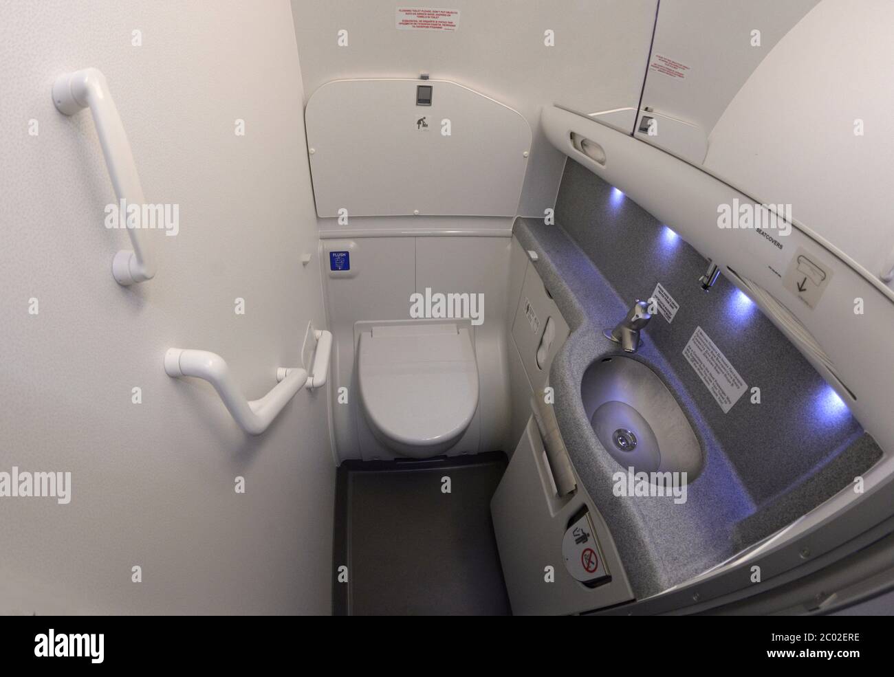 Bagno di un aeromobile passeggeri Boeing 737. Vaschetta del water,  lavandino, manopola per scaricare l'acqua, coprisedile, corrimano Foto  stock - Alamy