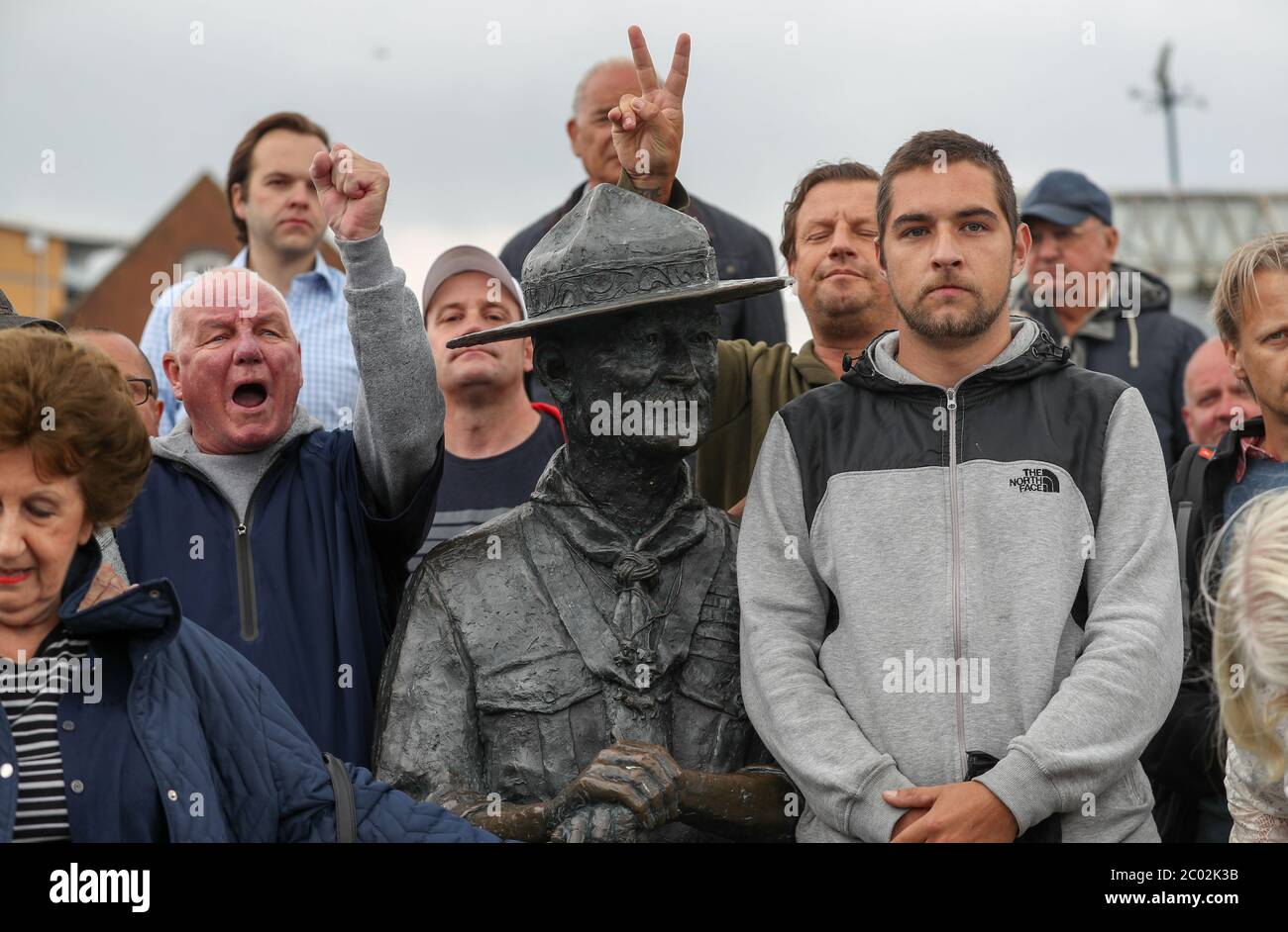 I residenti locali mostrano il loro sostegno per una statua di Robert Baden-Powell su Poole Quay in Dorset prima della sua prevista rimozione per 'sicuro deposito' a seguito di preoccupazioni circa le sue azioni mentre in militare e 'nazisti simpatie '. L'azione segue una serie di proteste sulla materia Black Lives in tutto il Regno Unito, scatenate dalla morte di George Floyd, ucciso il 25 maggio mentre era in custodia di polizia nella città americana di Minneapolis. Foto Stock