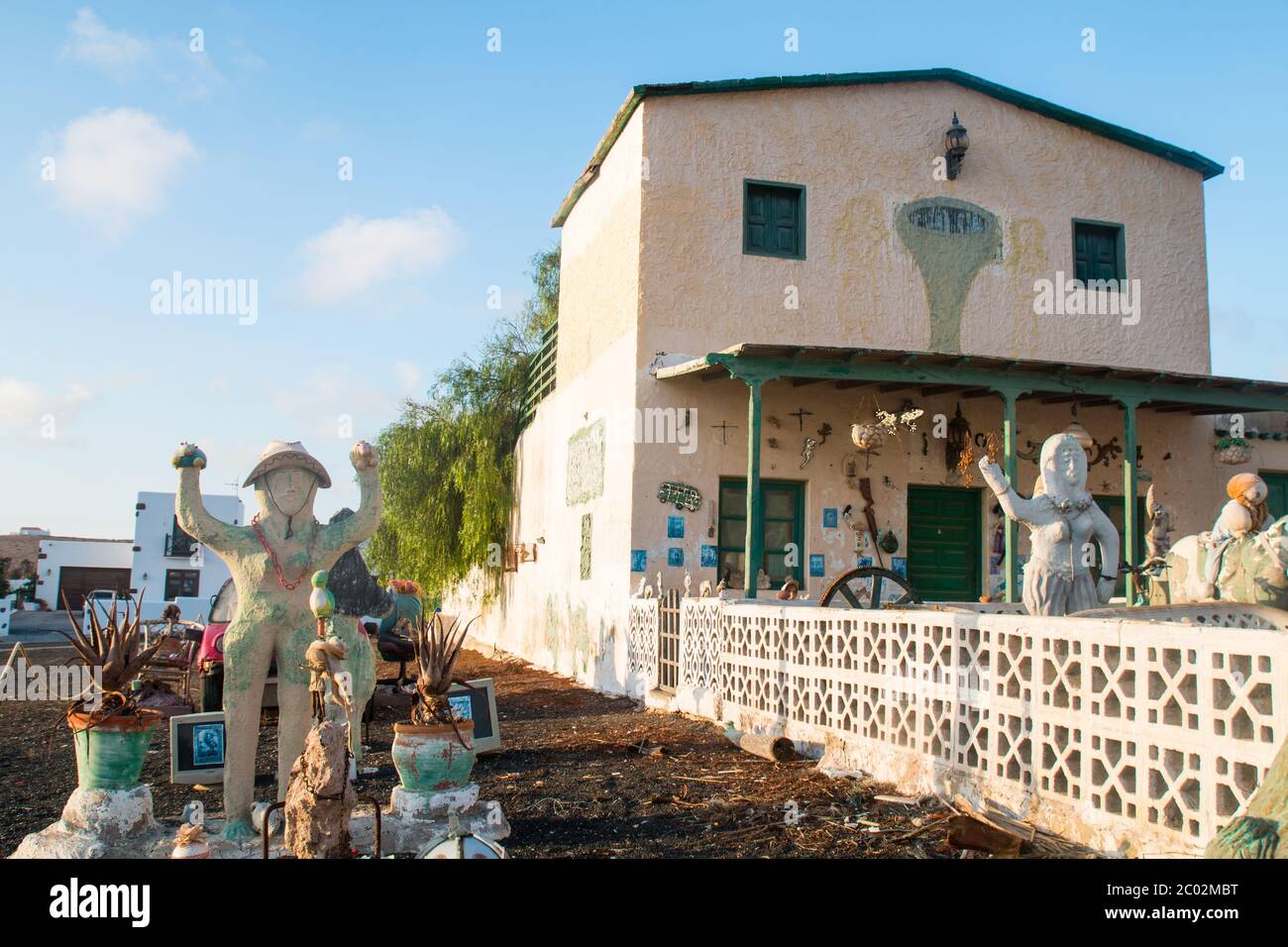 Foto delle due città principali (una capitale) di Lanzarote, Isole Canarie: Haria e Teguise, entrambe con la vecchia architettura bianca e la vita semplice. Foto Stock