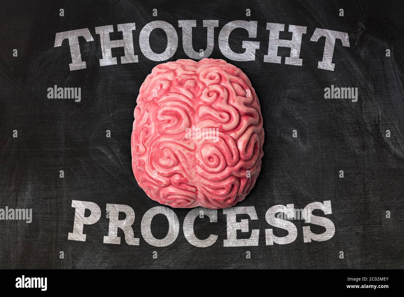 cervello umano con messaggio di processo di pensiero su una lavagna Foto Stock