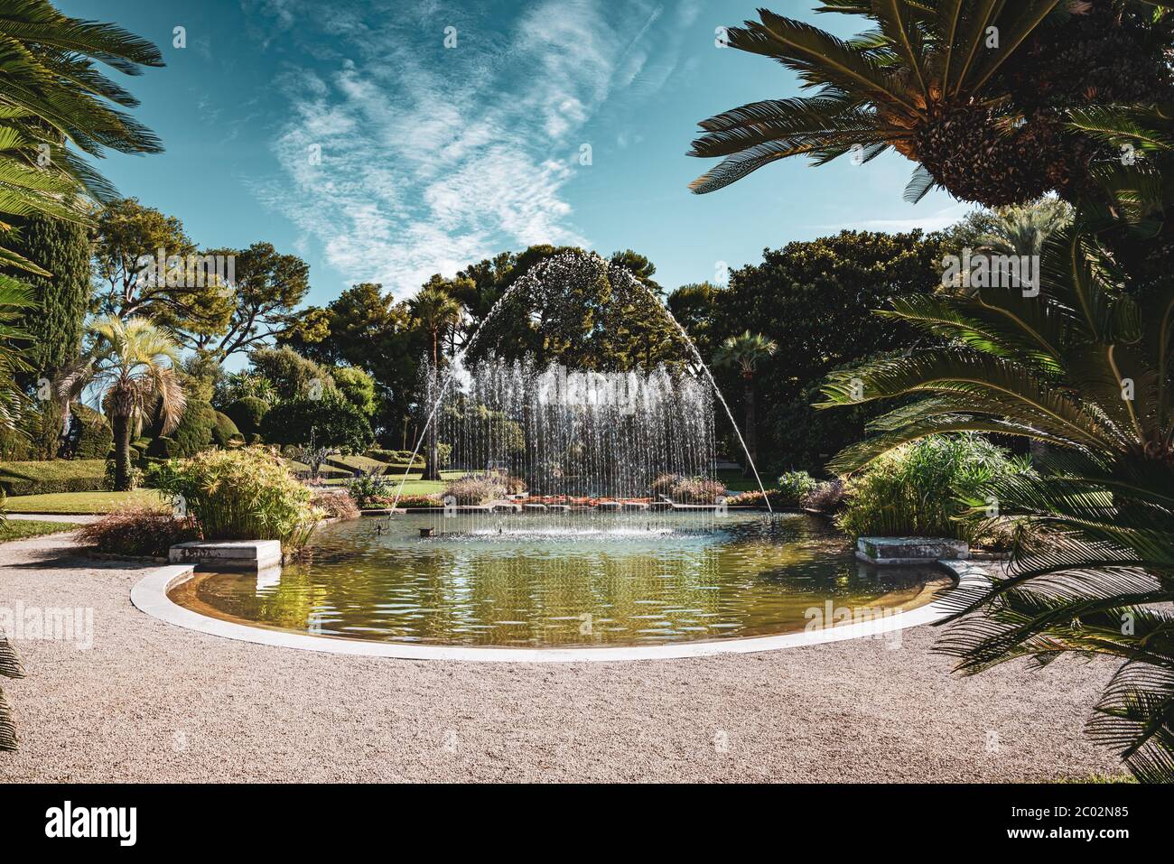 Una bella fontana giardino di Villa Ephrussi de Rothschild in una giornata di sole Foto Stock