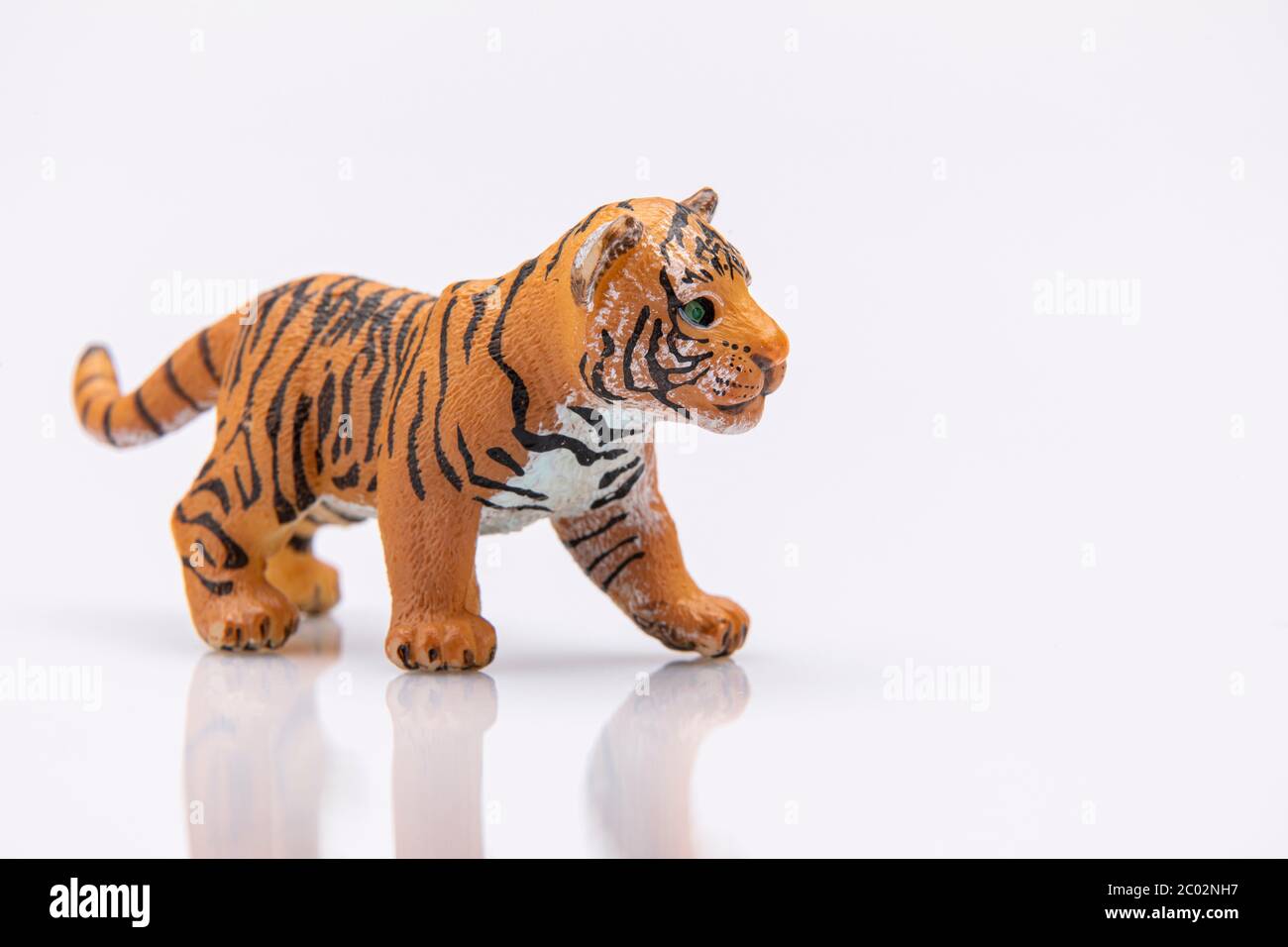 Giocoso bambino vestito in costume tigre,gioca a nascondino Foto