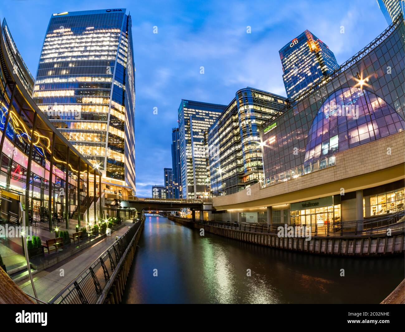 Canary Wharf, Londra, Inghilterra - 11 dicembre 2019: Scena notturna del famoso edificio moderno di Canary Wharf illuminato al tramonto in Inghilterra Foto Stock