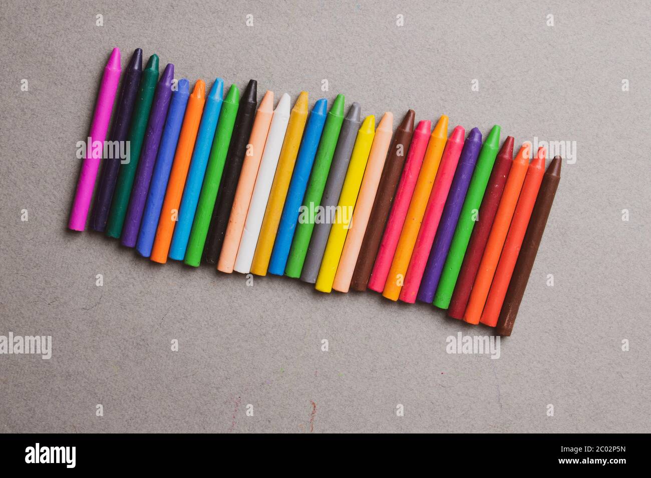 PastelCrayons multicolore su sfondo grigio. Piatto, nessuno Foto Stock
