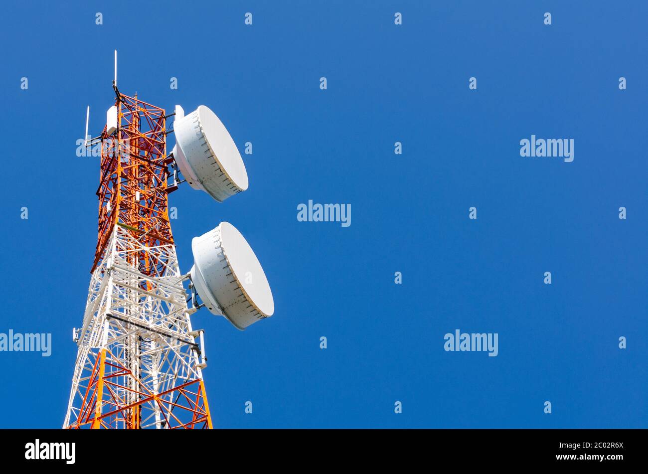 Torre di telecomunicazioni sul cielo blu sullo sfondo Foto Stock