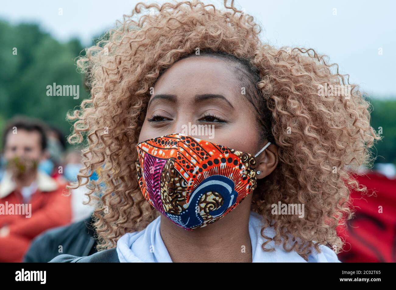 Nelson Mandela Park, The Bijlmer, Amsterdam, mercoledì 10 giugno, 2020. La dimostrazione di questa sera: ‘Black Lives Matter' ha avuto un cambio di luogo da Anton de Komplein al Nelson Mandela Park. Dopo aver consultato l'organizzatore e il maggiore di Amsterdam Femke Halsema, si è deciso che ‘Nelson Mandela Park' era una posizione più appropriata, a causa di un'affluenza elevata prevista e del regolamento (Covid-19) di distanza sociale di 1.5 metri. Il Bijlmer ha la più grande popolazione afro-olandese nei Paesi Bassi e la protesta di questa sera è solidale con la ‘questione delle vite nere' Foto Stock