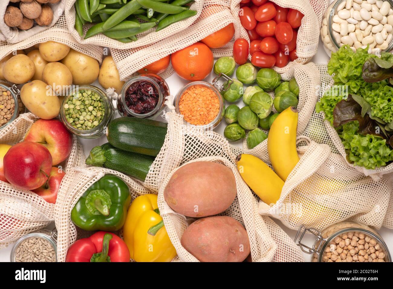 Concetto di zero sprechi. Frutta e verdura in sacchetti di cotone riutilizzabili ecologici. Vista dall'alto Foto Stock