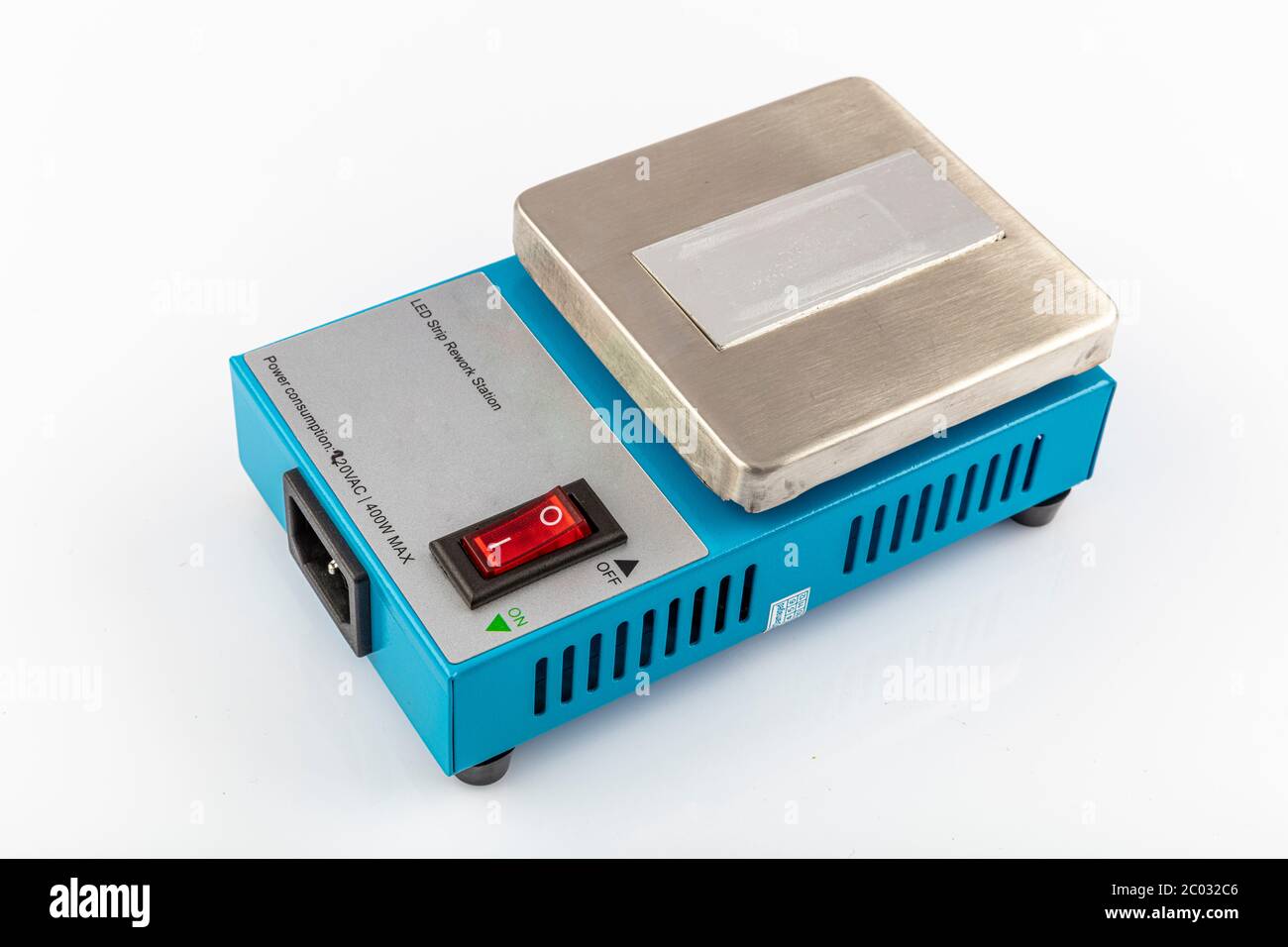 Stazione di rilavorazione striscia LED - strumento di sostituzione LED singolo. Barra di rettifica LED barra di retroilluminazione LED strumento di riparazione LED isolato su sfondo bianco Foto Stock