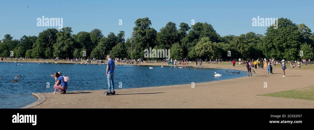 Persone locali in hyde Park nel centro di Londra 2020 Foto Stock