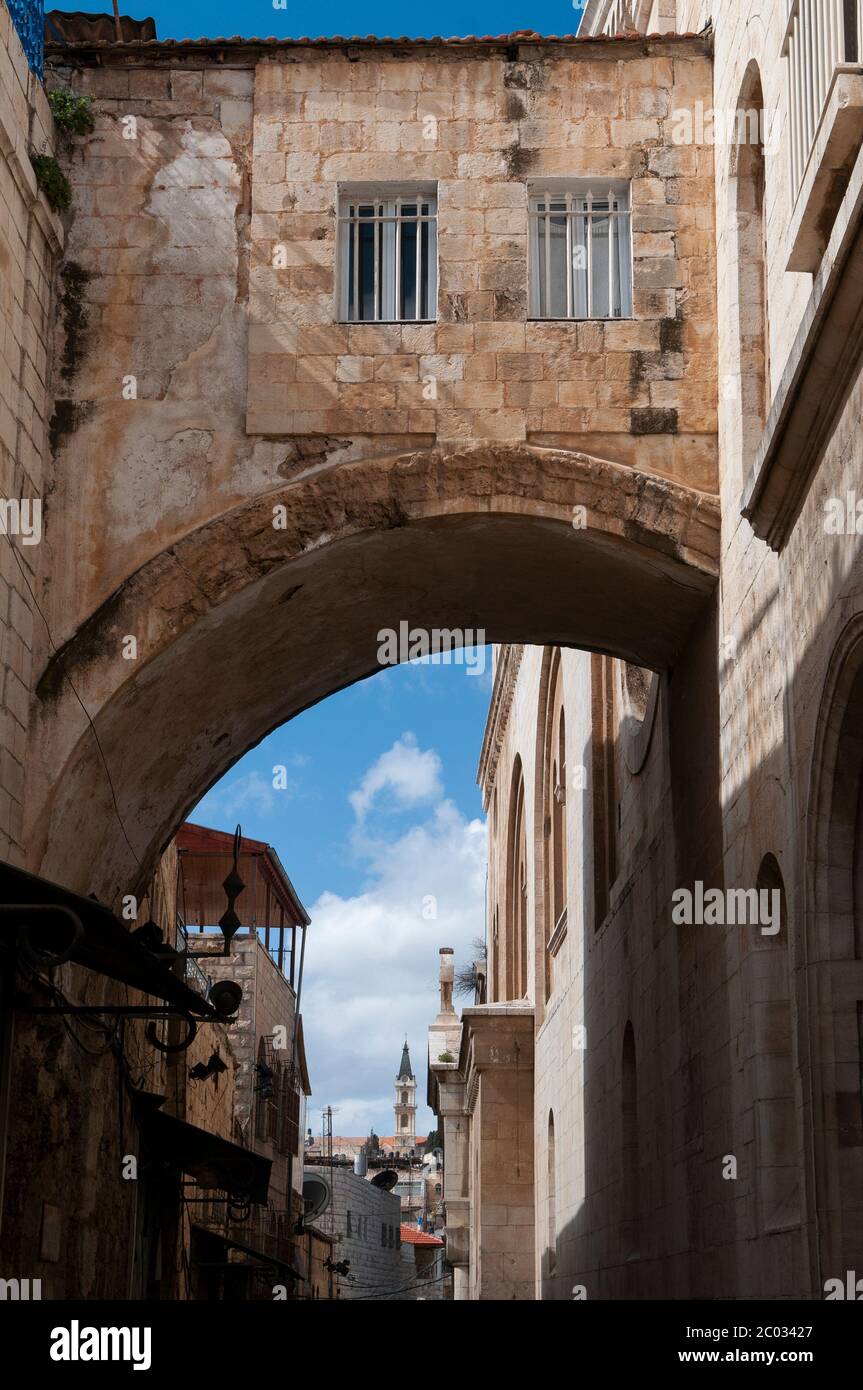 La campata dell'arco Ecce Homo costruito nel II secolo d.C. sopra la Via dolorosa o Via della Croce nella città vecchia Gerusalemme Est Israele Foto Stock