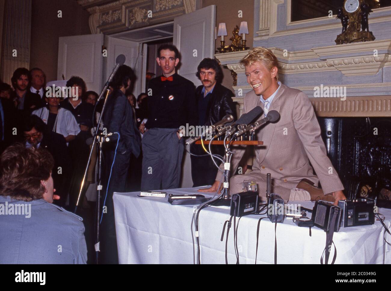 David Bowie tiene una conferenza stampa al Claridges Hotel di Londra il 17 marzo 1983 per il suo prossimo album Let's Dance e il Serious Moonlight Tou Foto Stock