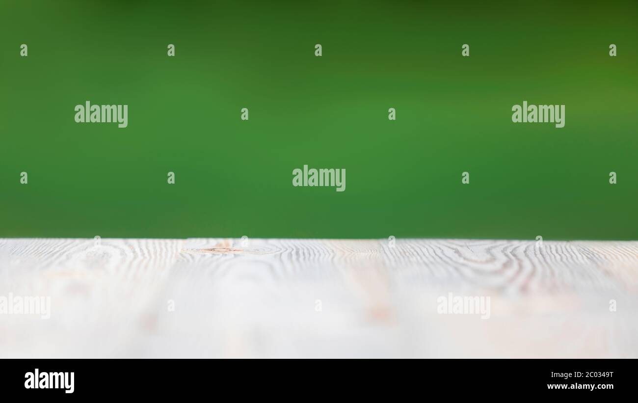 banner verde offuscato astratto per lo sfondo della tavola in primavera o in estate. effetto sfocato e sfocato per il design Foto Stock