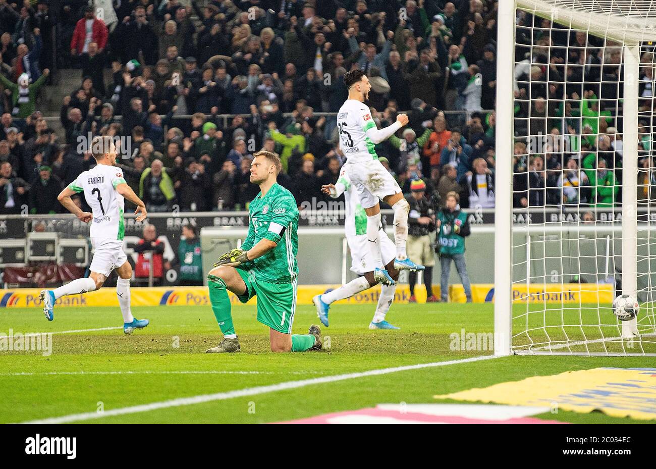 Anteprima del cracker Bundesliga FC Bayern Monaco-Borussia Monchengladbach. Archivio foto: Goalwart Manuel NEUER (M) deluso dopo l'obiettivo per 2-1, dietro le grazie goalschuetze Ramy BENSEBAINI (MG) Calcio 1.Bundesliga, 14.matchday, Borussia Monchengladbach (MG) - FC Bayern Monaco (M) 2-1, il 7 dicembre 2019 in Borusladsia Monchengbach vǬ / Germania Foto Stock