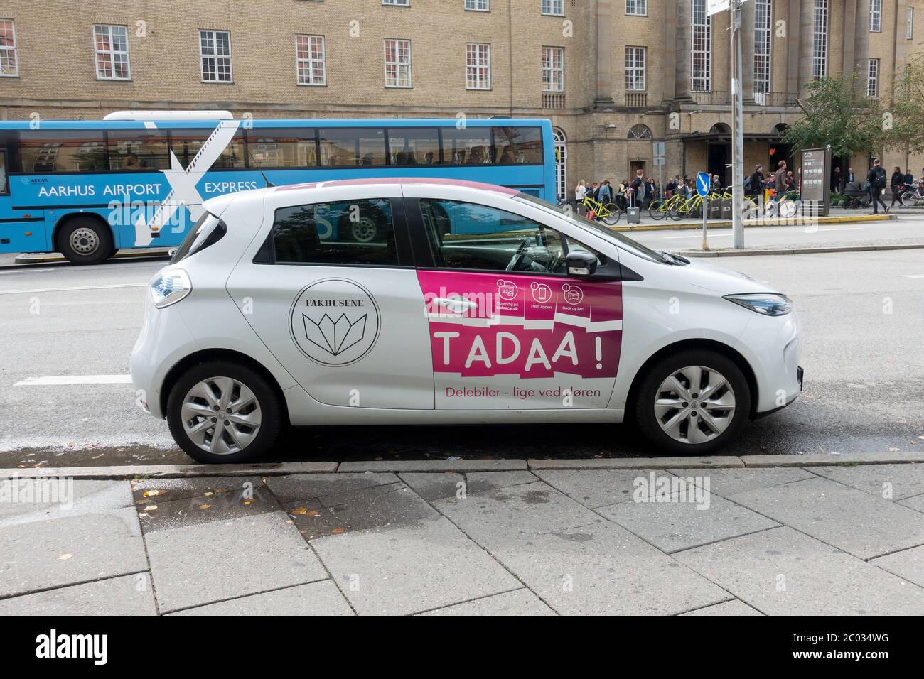 Tadda UN'applicazione di condivisione del noleggio auto che consente l'abbonamento o il pagamento per l'uso UN'auto a noleggio Tadaa Renault ZOE tutte le auto offerte sono l'applicazione di condivisione auto elettriche A Foto Stock