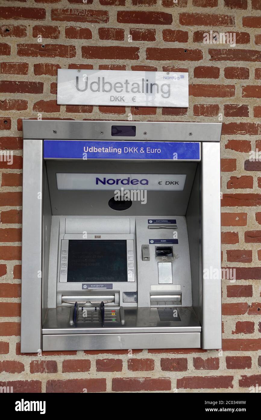 Nordea Bank ATM Cashpoint Machine Aarhus Danimarca dispensando sia il danese Krone che euro Foto Stock
