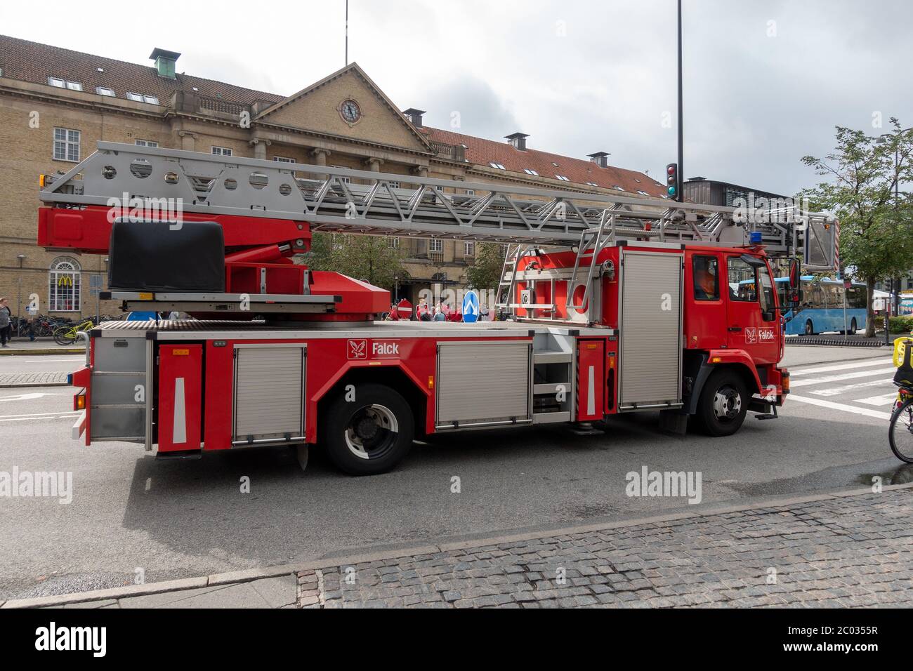 Falck UN appaltatore privato che fornisce il servizio antincendio ad Aarhus Municpality camion privato di proprietà di ladder fuoco da Falck Aarhus Danimarca Foto Stock