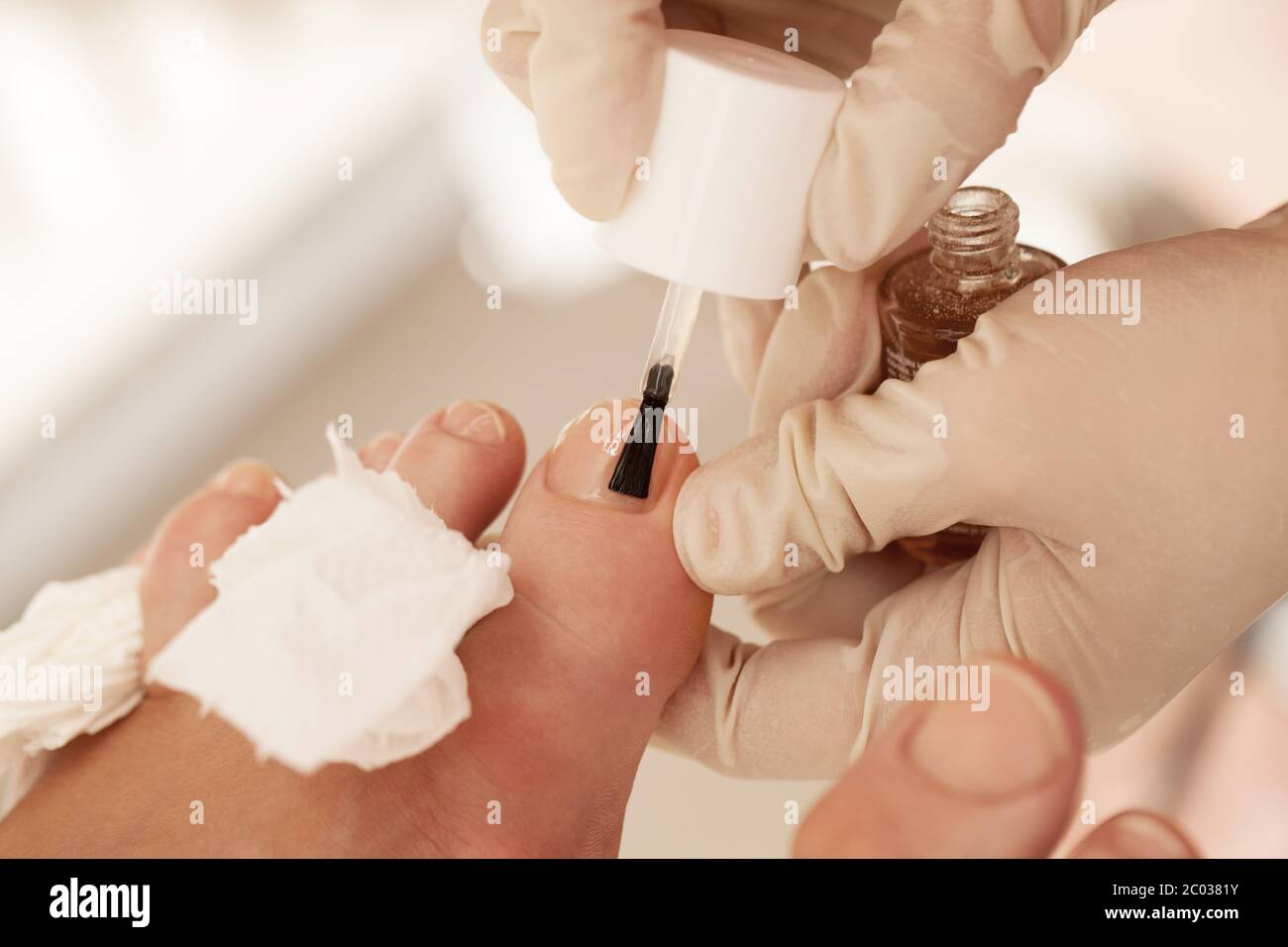 L'applicazione di smalto per unghie durante la pedicure a beauty spa Foto Stock