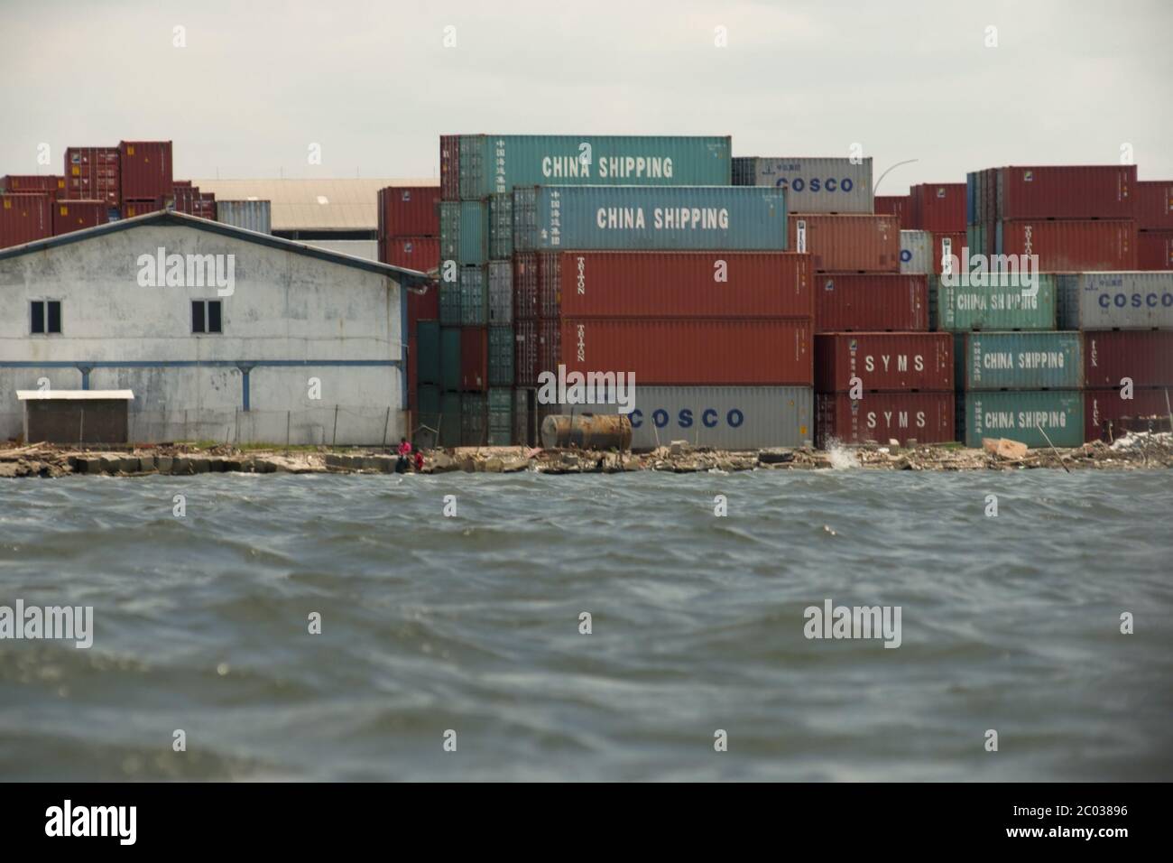 Foto d'archivio di un terminal di container per la spedizione vicino al porto di Giacarta, visto dalle acque costiere intorno al villaggio di Cilincing. Giacarta Nord, Giacarta, Indonesia. Foto Stock