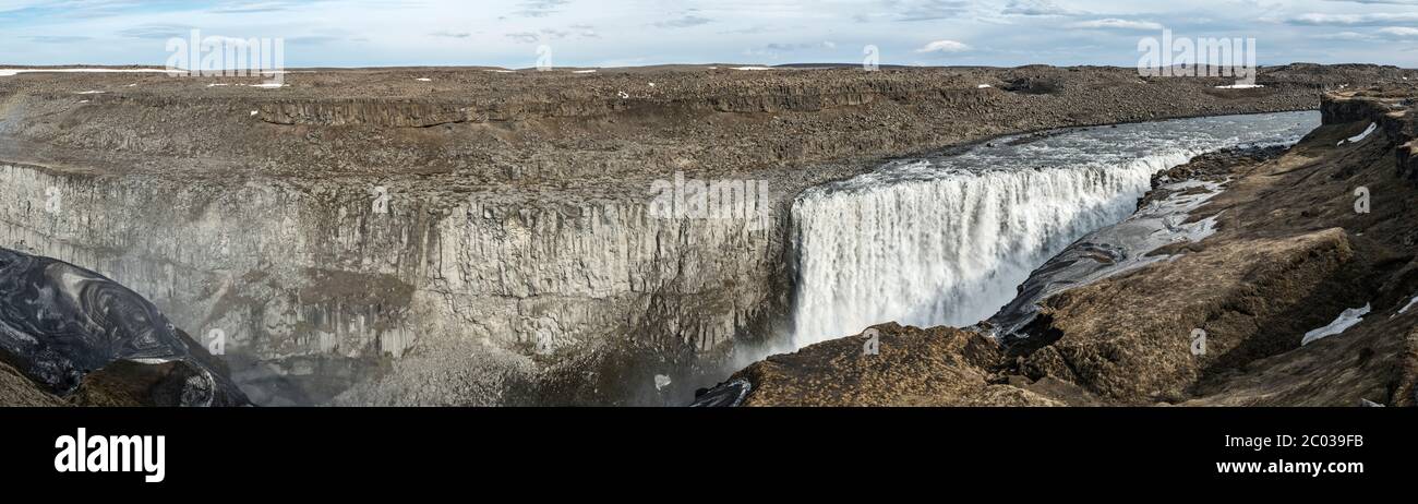 Un panorama della cascata di Dettifoss nel Parco Nazionale di Vatnajökull, NE Islanda. 44m di altezza, si dice che sia la cascata più potente d'Europa Foto Stock