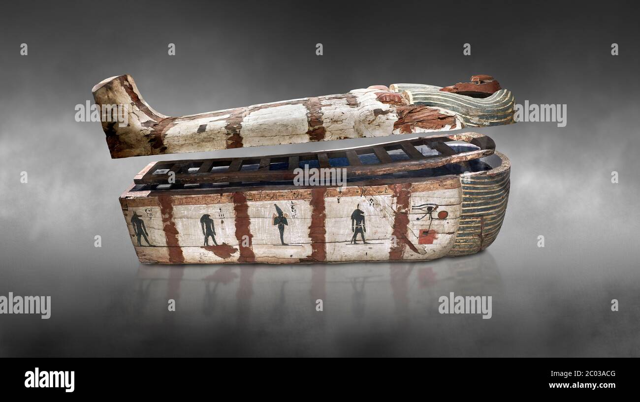 Antico sarcofago in legno egiziano - la bara di Puia intorno al 1800 a.C. - Necropoli di Tebe. Museo Egizio, Torino. Sfondo grigio da circa 100BC ' Foto Stock