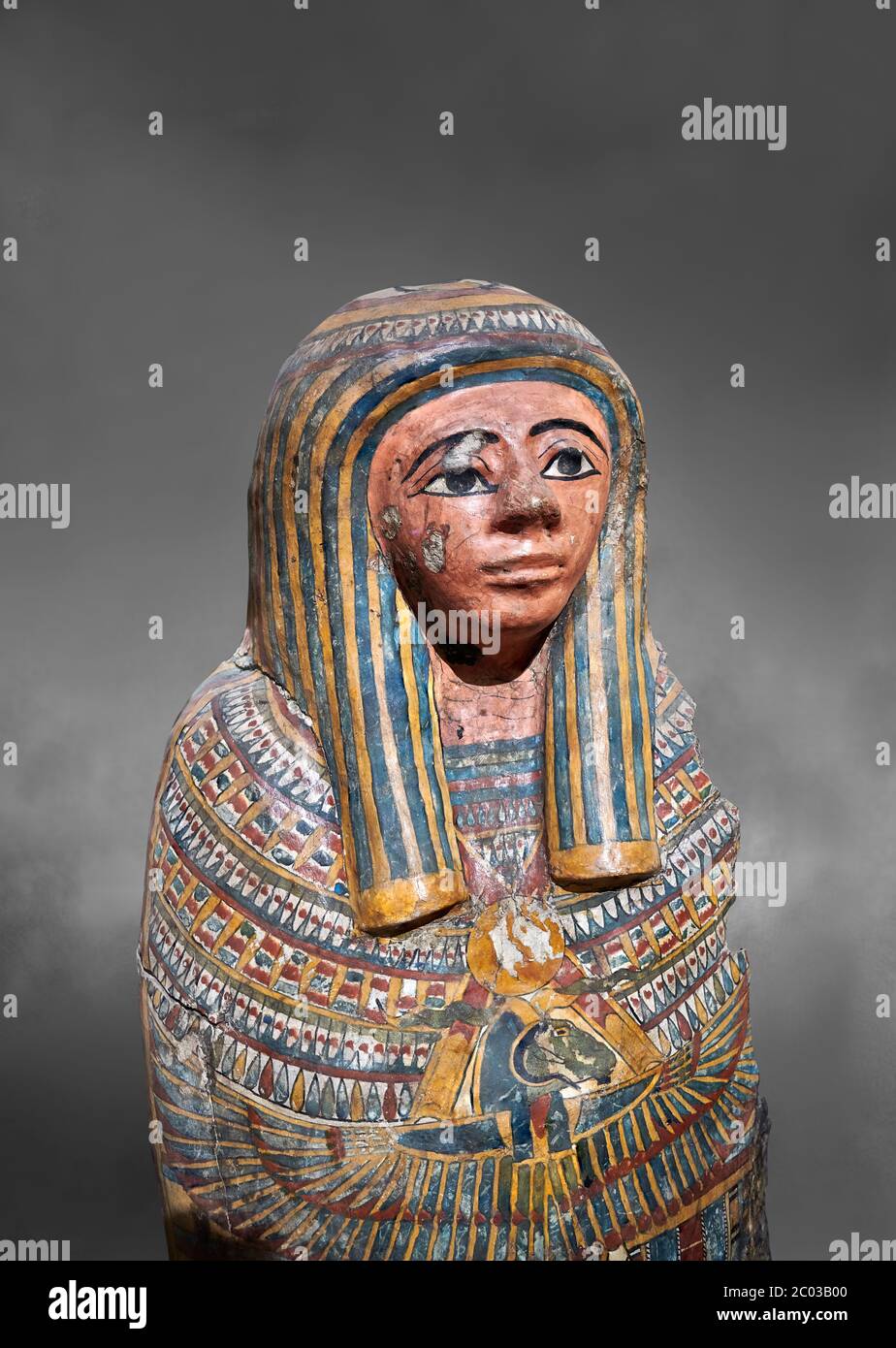 Antica maschera funeraria egiziana del Cartonnage del terzo periodo intermedio, XXII dinastia (944-1025AC). Museo Egizio, Torino. Sfondo grigio Mad Foto Stock