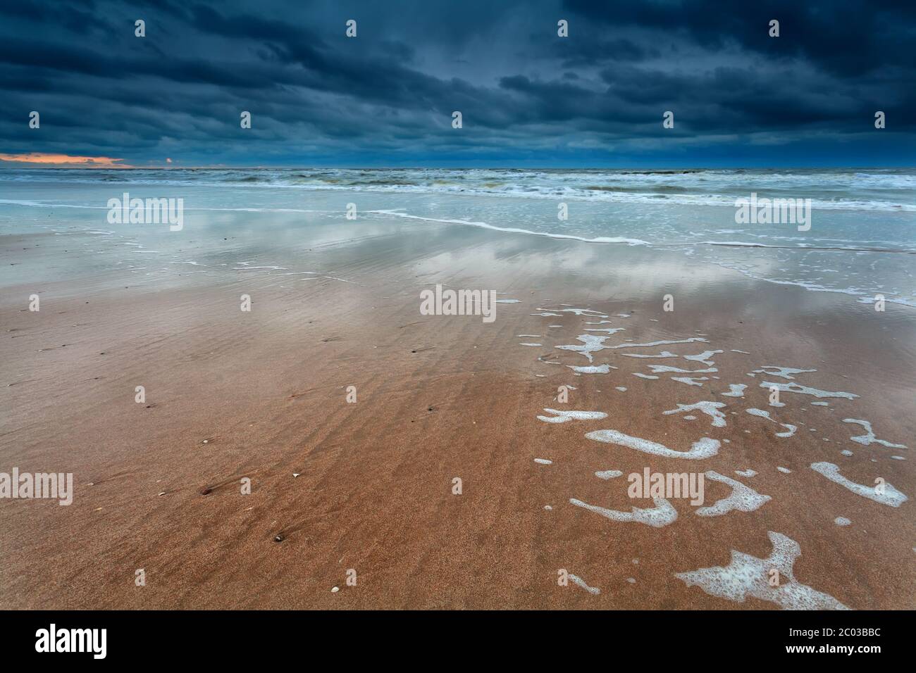 Costa del mare del Nord alla tempesta Foto Stock