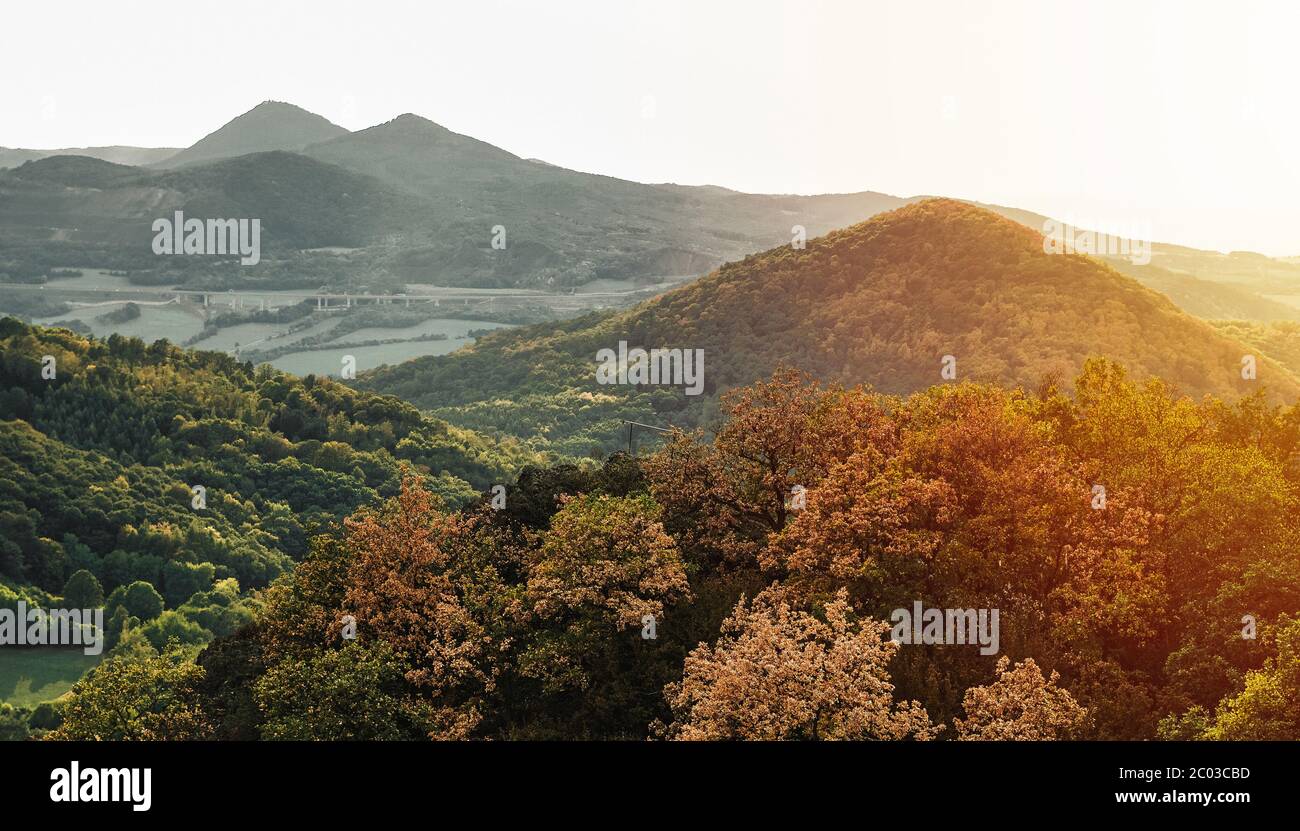 Splendida vista panoramica sulle Highlands centrali della Boemia durante un vibrante tramonto di primavera. Situato nella Boemia settentrionale nella Repubblica Ceca Foto Stock