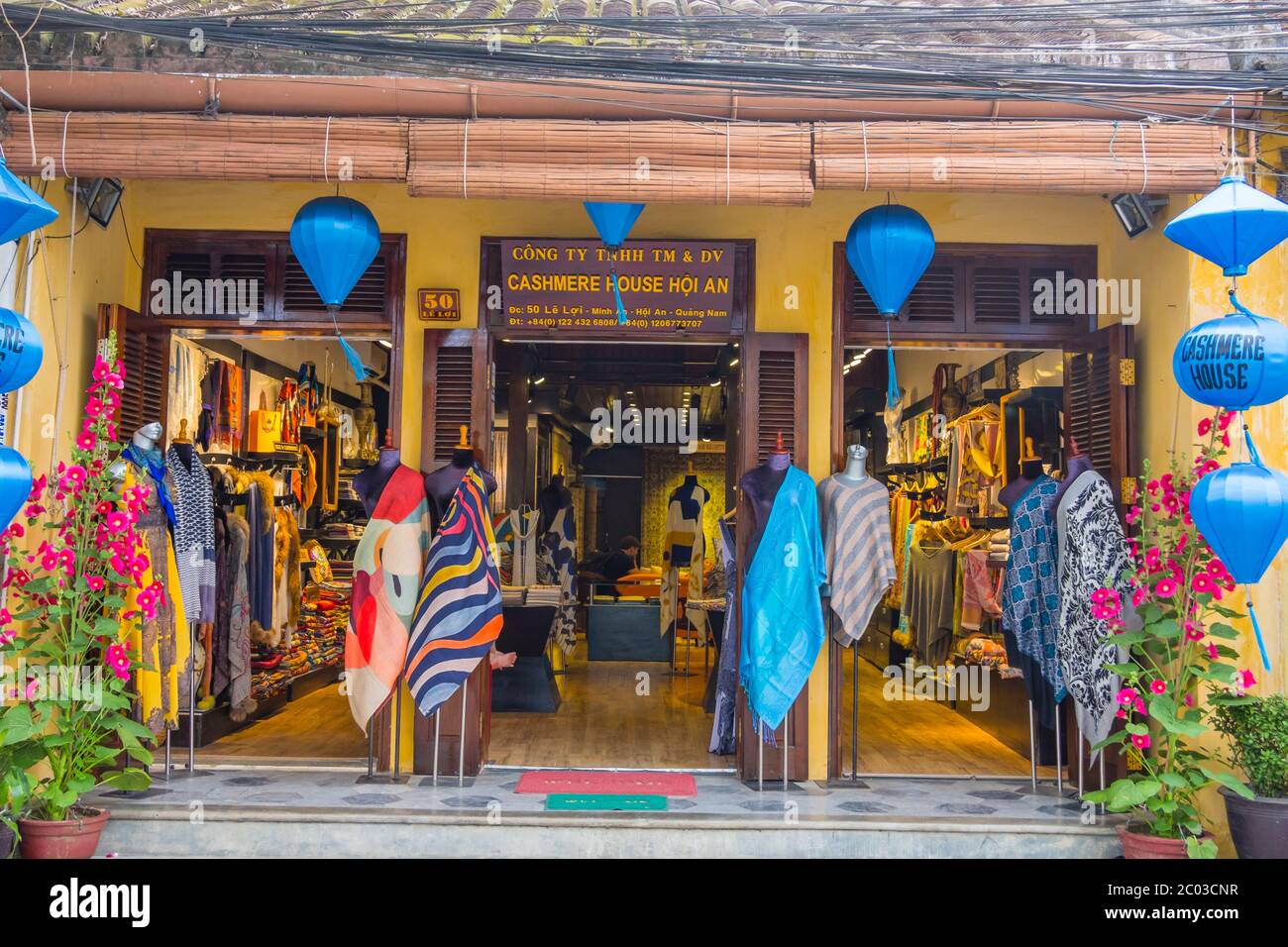 Cashmere casa, negozio di abbigliamento e tessuti, le Loi Street, città  vecchia, Hoi An, Vietnam, Asia Foto stock - Alamy