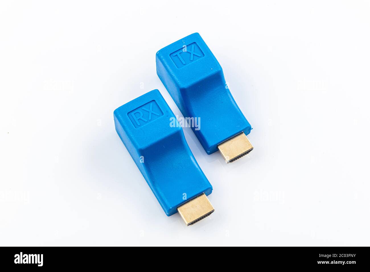 Immagine dell'extender HDMI sul computer dell'adattatore Internet lan di rete isolato su sfondo bianco. Hardware del computer. Extender HDMI con cavo HDMI Cat 6/6E Foto Stock