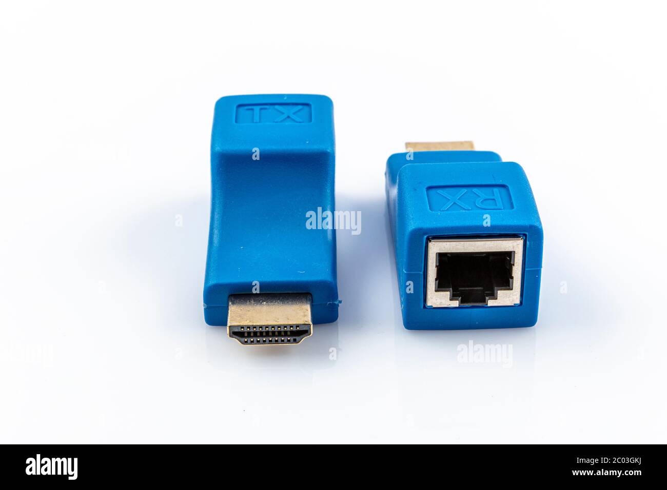 Immagine dell'extender HDMI sul computer dell'adattatore Internet lan di rete isolato su sfondo bianco. Hardware del computer. Extender HDMI con cavo HDMI Cat 6/6E Foto Stock