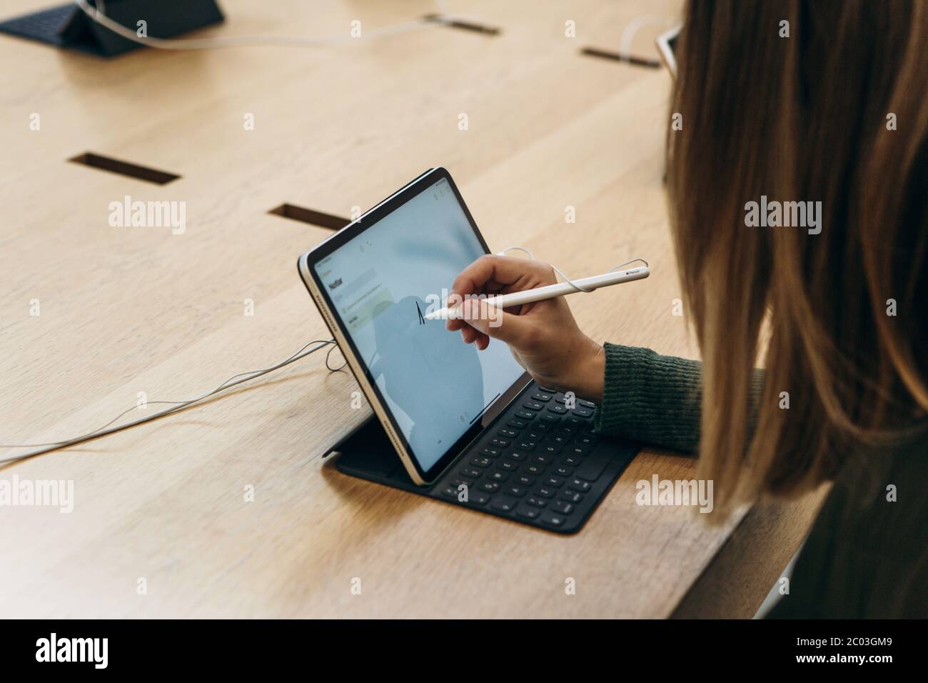 Turchia, Istanbul, 17 dicembre 2019: Vendita nuovo tablet APPLE iPad nel negozio ufficiale Apple. L'acquirente sta cercando di disegnare un semplice disegno con lo stilo sullo schermo del gadget. Foto Stock