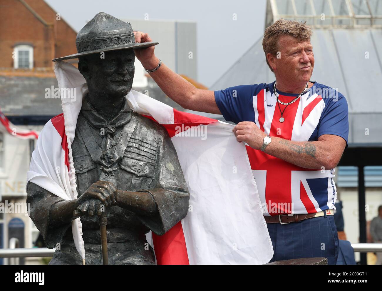 Gli abitanti del luogo mostrano il loro sostegno per una statua di Robert Baden-Powell su Poole Quay a Dorset, prima della sua prevista rimozione per 'sicuro deposito' a seguito di preoccupazioni circa le sue azioni mentre si trova nelle 'simpatie militari e naziste'. L'azione segue una serie di proteste sulla materia Black Lives in tutto il Regno Unito, scatenate dalla morte di George Floyd, ucciso il 25 maggio mentre era in custodia di polizia nella città americana di Minneapolis. Foto Stock