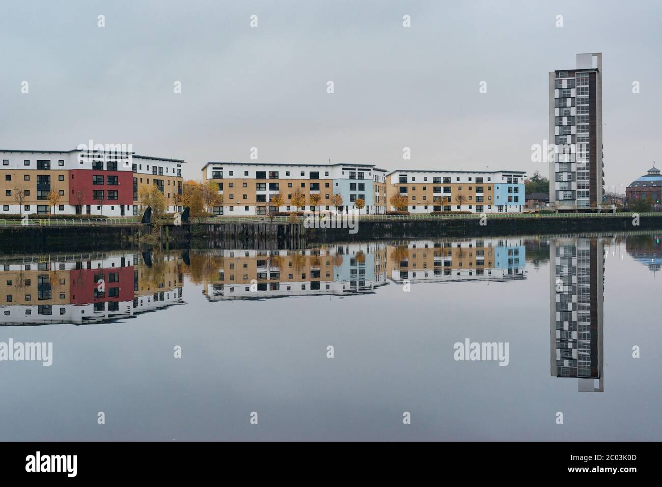 Edifici riflessi nel fiume Clyde, Glasgow, Scozia Foto Stock