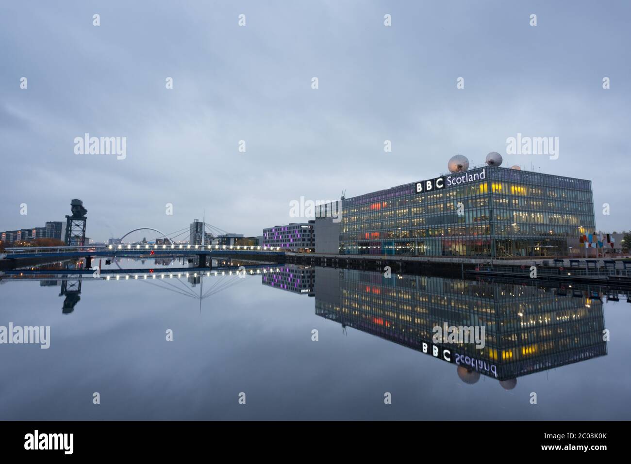 L'edificio della BBC Scotland si riflette nel fiume Clyde a Glasgow, Scozia Foto Stock
