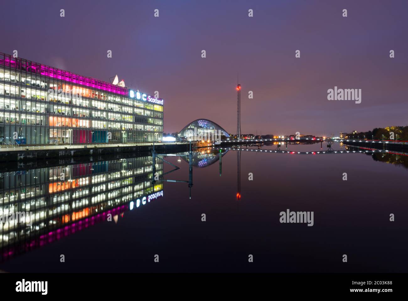 L'edificio della BBC Scotland a Glasgow si riflette nel fiume Clyde Foto Stock