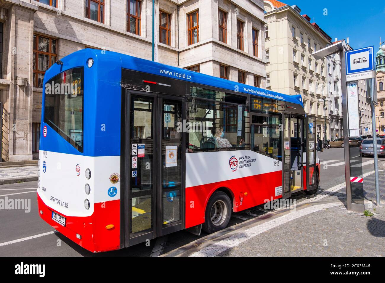 Linea 194, piccolo autobus che gira per il centro città, a Marianske namesti, città vecchia, Praga, Repubblica Ceca Foto Stock