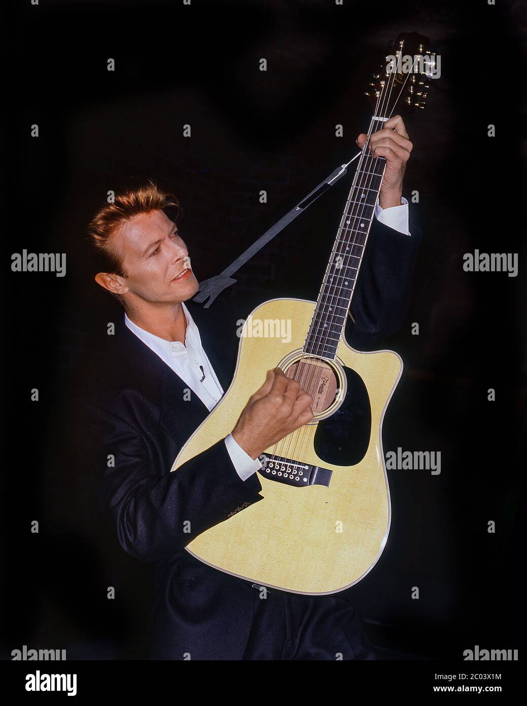 David Bowie al lancio del tour dei migliori successi Sound + Vision al Rainbow Theatre di Londra, gennaio 1990 Foto Stock