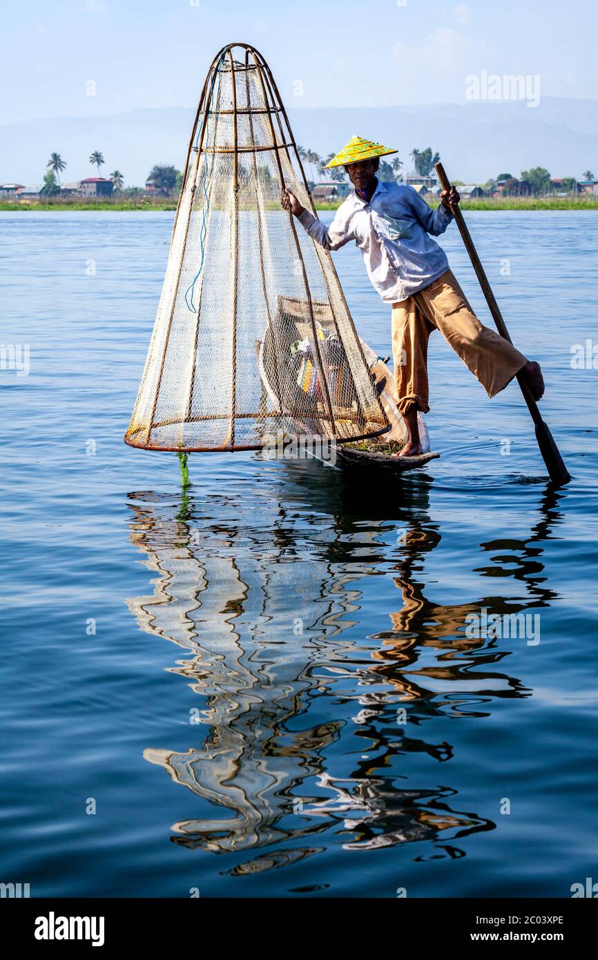 Un pescatore tradizionale gamba sul lago Inle, Shan state, Myanmar. Foto Stock