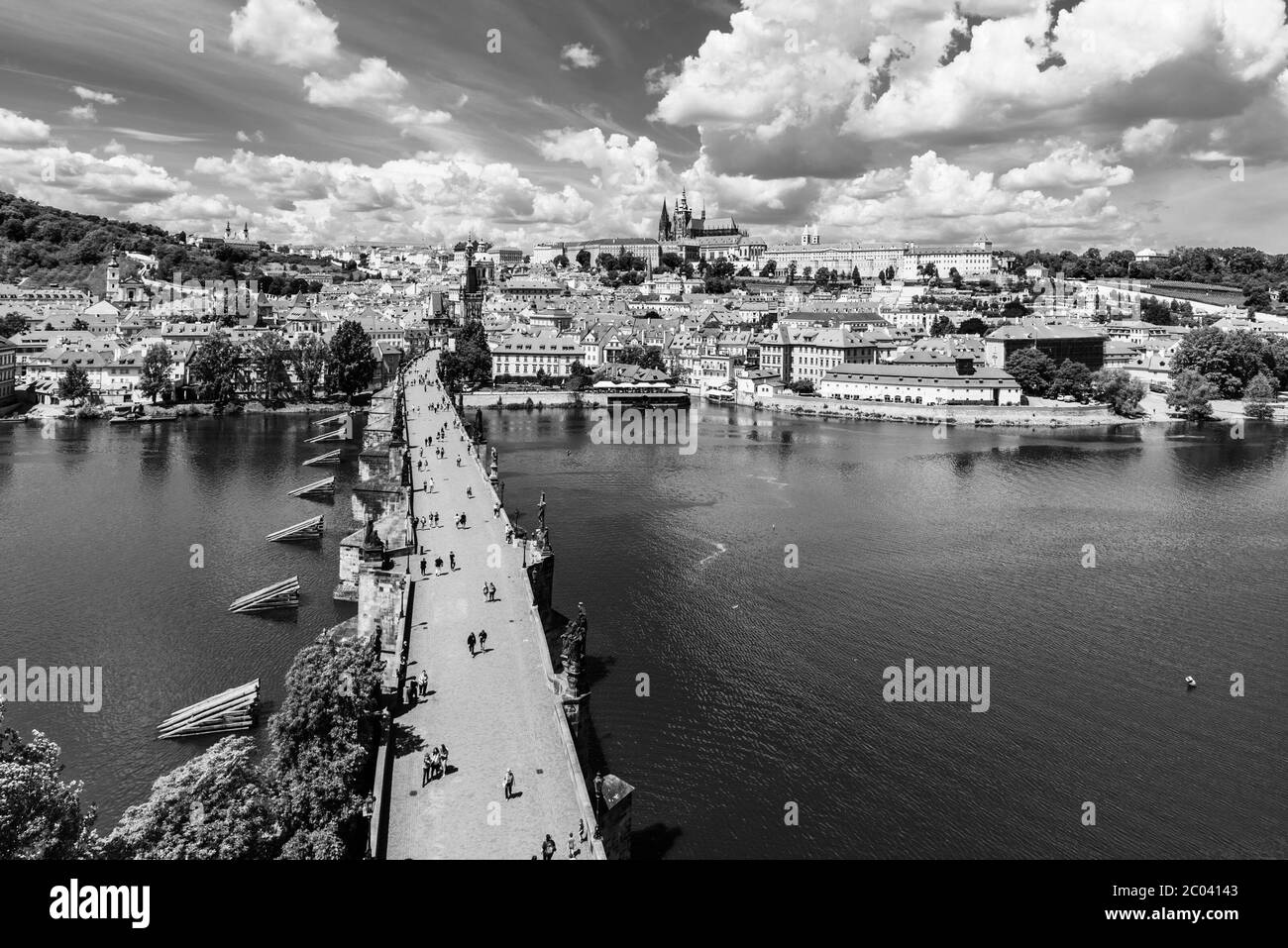 Panorama di Praga con il Castello di Praga e il Ponte Carlo sul fiume Moldava. Vista dalla Torre del Ponte della Citta' Vecchia, Repubblica Ceca. Immagine in bianco e nero. Foto Stock