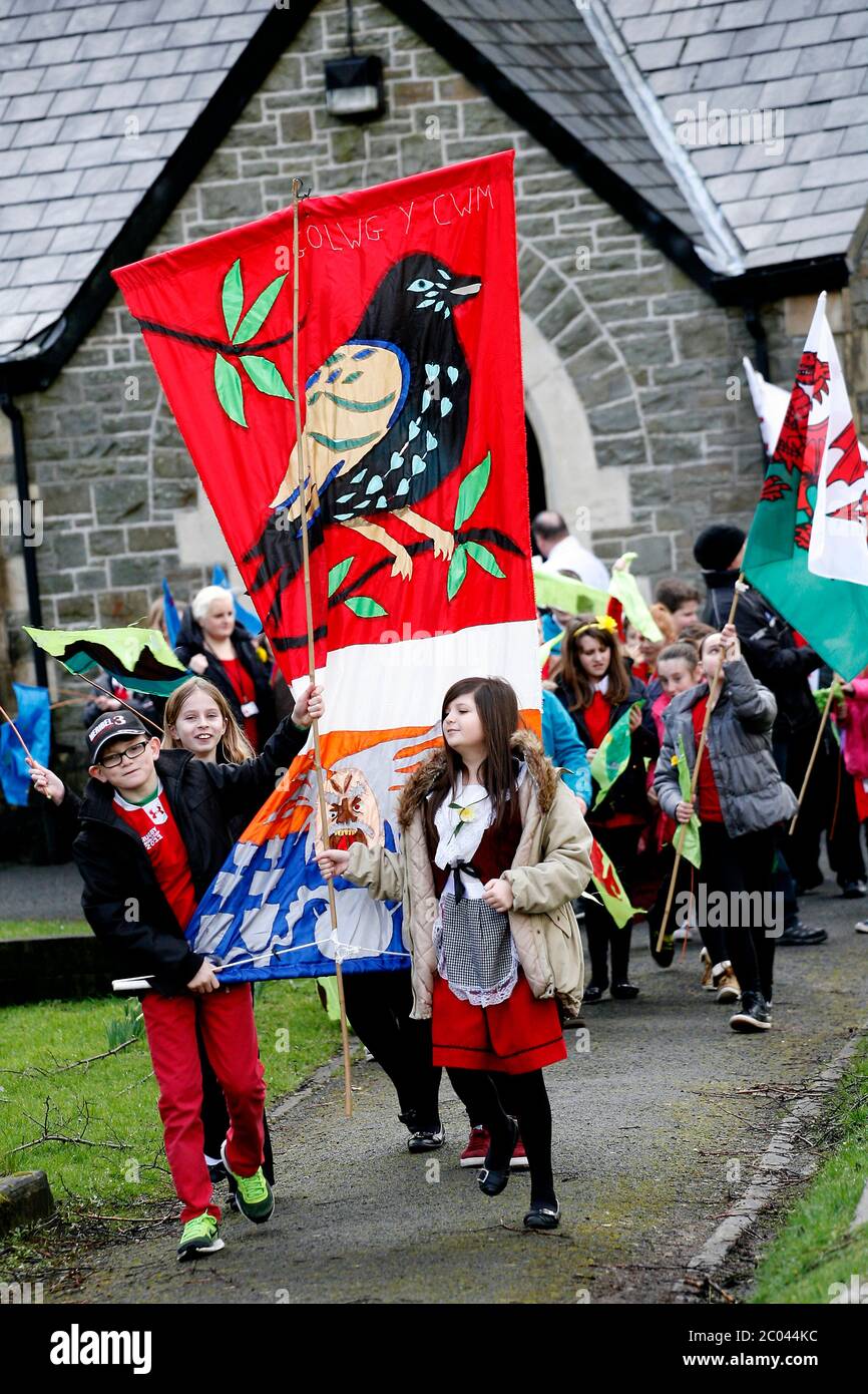 Sfilata di giorno di St Davids Ytradgynlais Galles del Sud, i bambini di tutte le scuole primarie della zona partecipano ad una sfilata attraverso la città, con striscioni Foto Stock