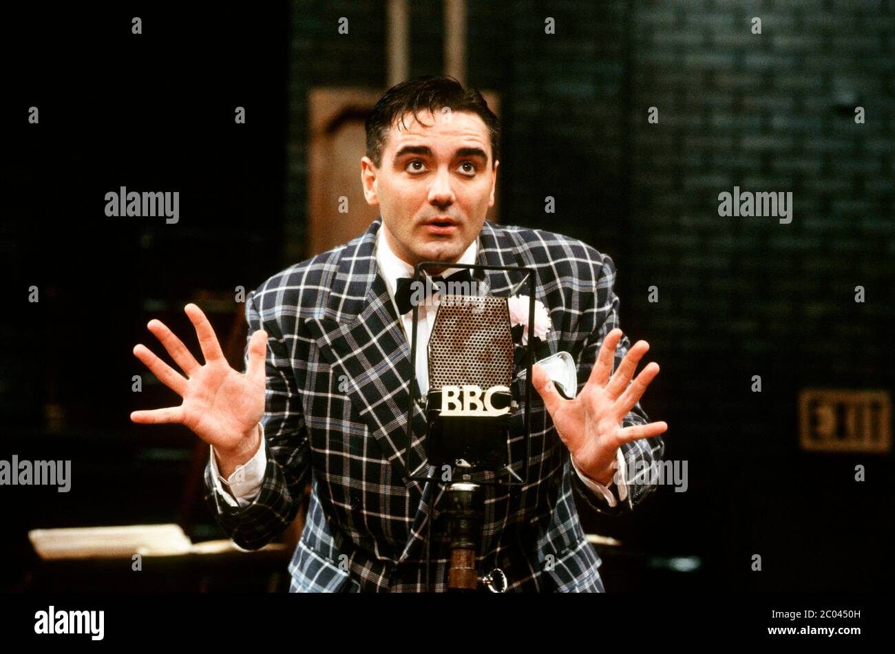 Tony Slattery (Sammy Shaw) in RADIO TIMES at the Queen's Theatre, Londra W1 15/10/1992 Songs: Noel Gay book: ABI Grant & Robin Miller testo aggiuntivo: Don Black & Chris Walker design: Terry Parsons illuminazione: Paul Pyant coreografia e allestimento musicale: Antony van Laast regista: David Gilmore Foto Stock