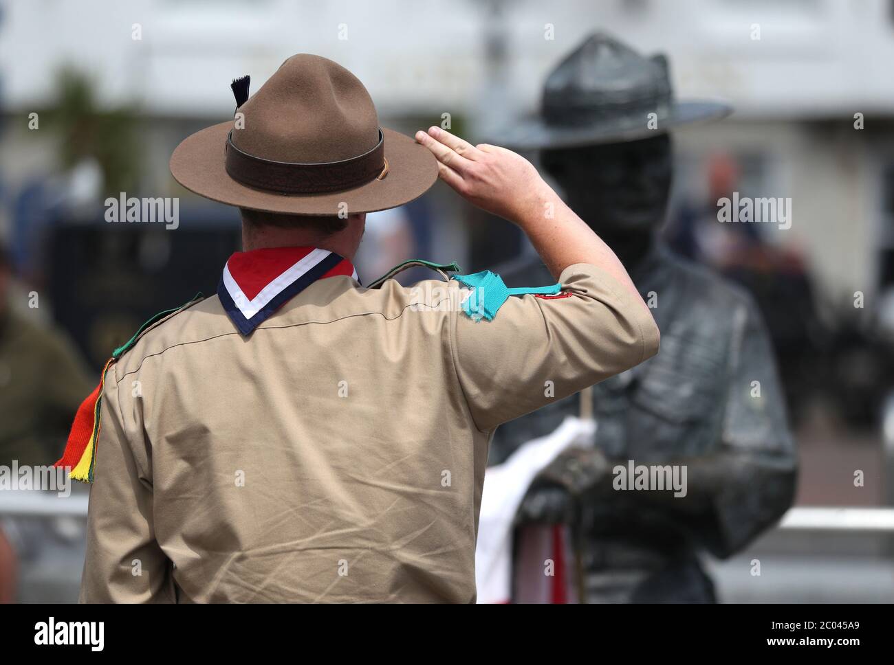 Rover Scout Matthew Trott saluta una statua di Robert Baden-Powell su Poole Quay nel Dorset prima della sua attesa rimozione in 'sicuro deposito' a seguito di preoccupazioni circa le sue azioni mentre in militare e 'nazisti simpatie '. L'azione segue una serie di proteste sulla materia Black Lives in tutto il Regno Unito, scatenate dalla morte di George Floyd, ucciso il 25 maggio mentre era in custodia di polizia nella città americana di Minneapolis. Foto Stock