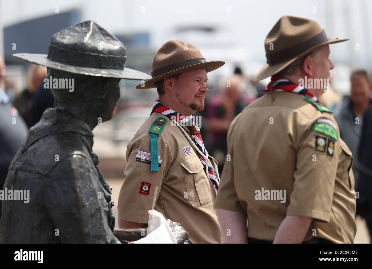 Rover Scouts Chris Arthur (a destra) e Matthew Trott posano per una fotografia di fronte a una statua di Robert Baden-Powell su Poole Quay nel Dorset, prima della sua prevista rimozione in 'sicuro deposito' a seguito di preoccupazioni circa le sue azioni mentre in militare e 'nazisti simpatie'. L'azione segue una serie di proteste sulla materia Black Lives in tutto il Regno Unito, scatenate dalla morte di George Floyd, ucciso il 25 maggio mentre era in custodia di polizia nella città americana di Minneapolis. Foto Stock