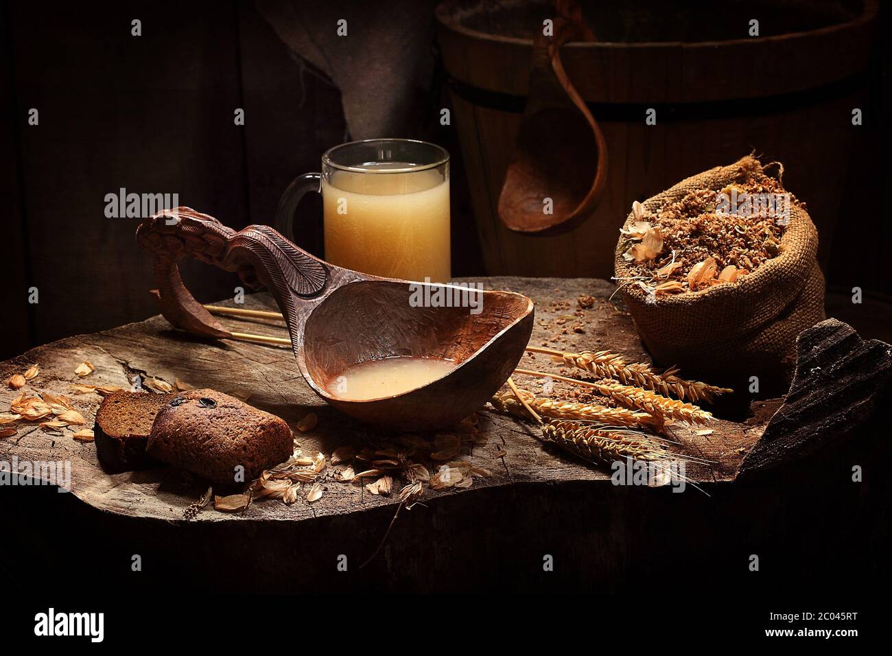 gazzetto in una siviera di legno e in una tazza trasparente Foto Stock